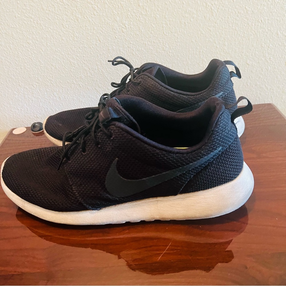 Men’s Black Nike Roshes